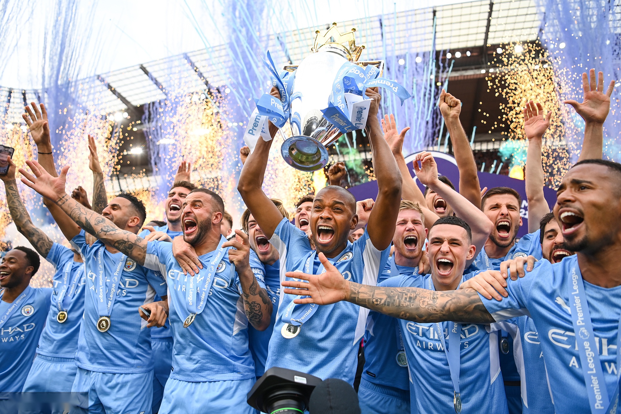 业足球的执 业足球的执